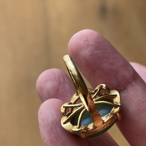 Nephrite jade color cabochon gold tone cocktail ring - Picture 11 of 11
